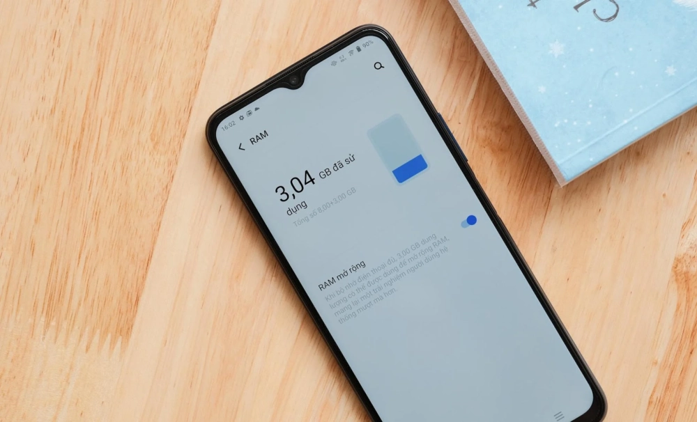Smartphone hiện đại với viền mỏng, hiển thị thông số RAM trên màn hình.